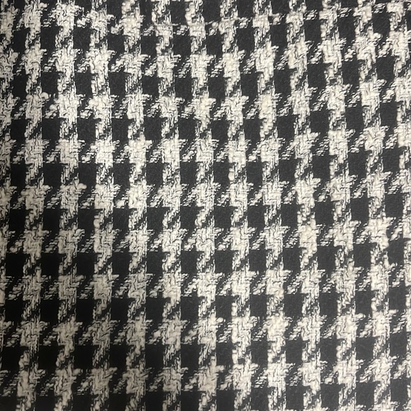 Plaid white/black mini skirt with faux pockets. Side Zipper and metal clasp. - Picture 2 of 7